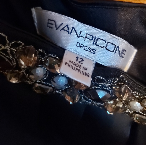 2/$30 Beautiful Black Dress With Beads Size 12 - Picture 6 of 8